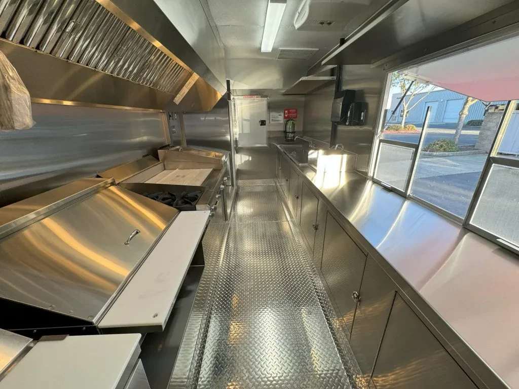 Mari’s Gusados food trailer wrap, photo 16