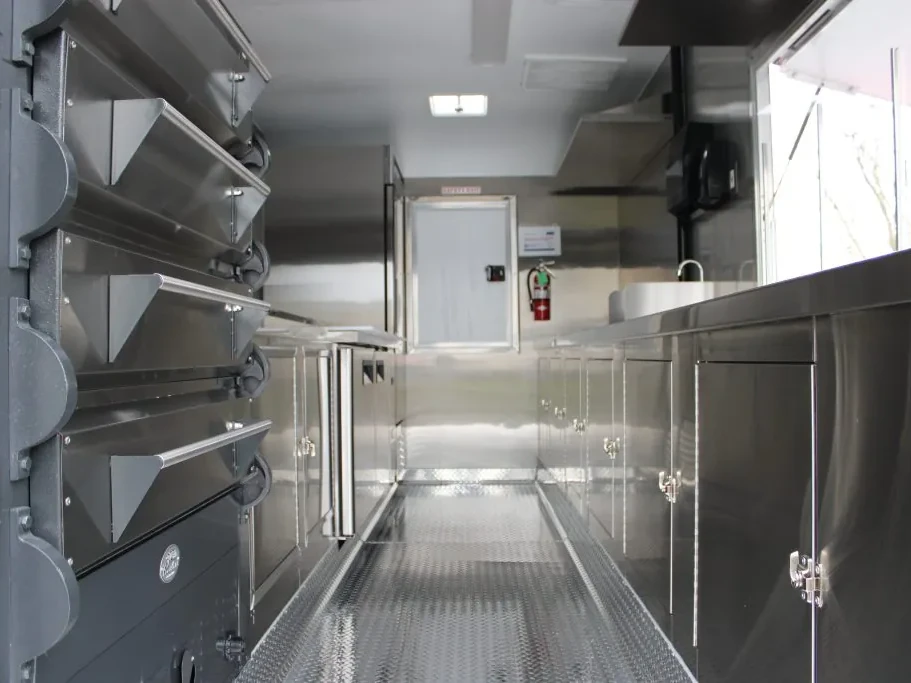 Revolve Craft Pizza food trailer wrap, photo 9