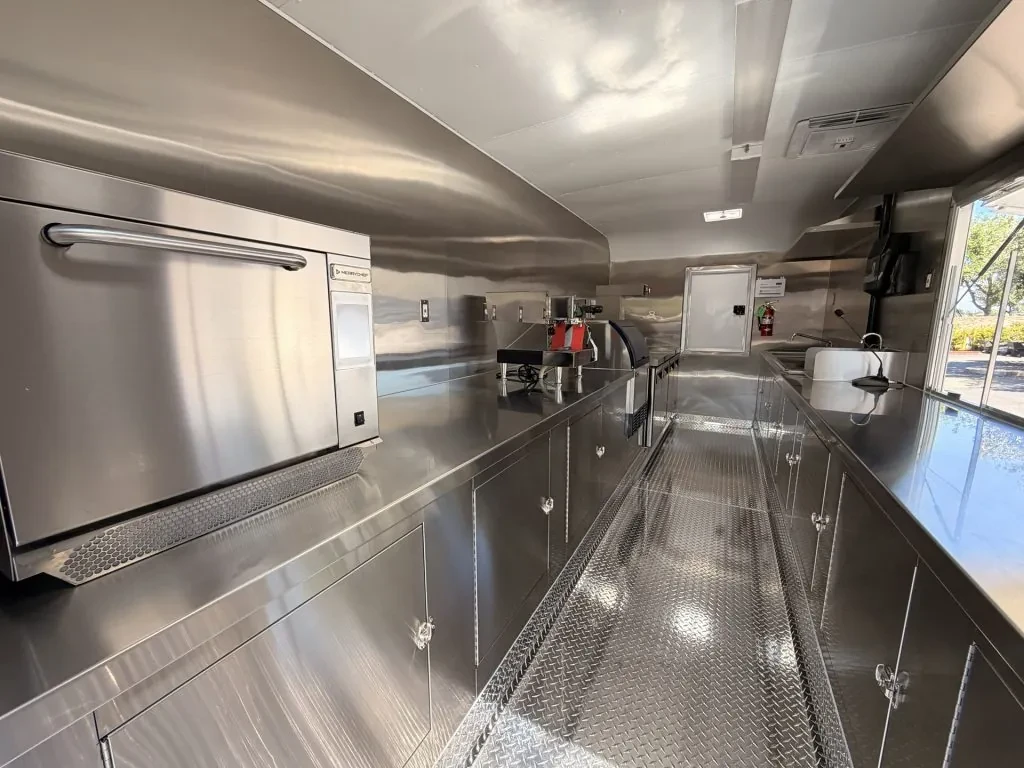The Veteranʼs Roast food trailer wrap, photo 11