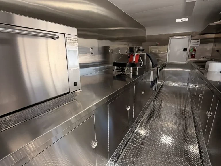 The Veteranʼs Roast food trailer wrap, photo 12