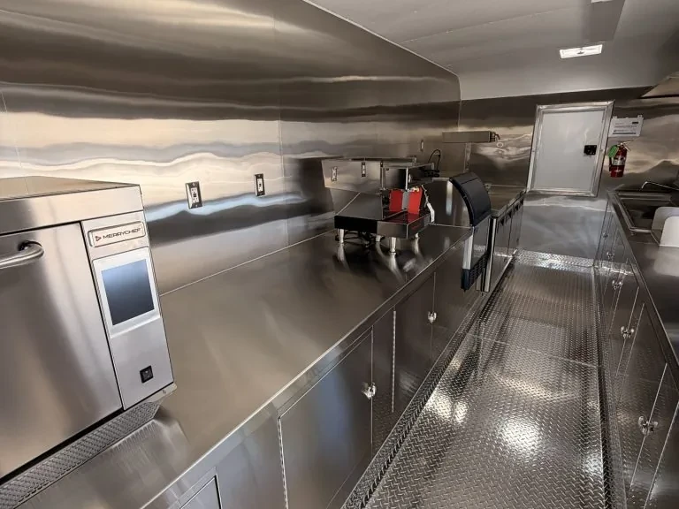 The Veteranʼs Roast food trailer wrap, photo 13
