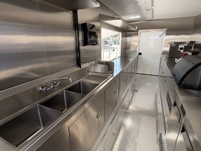 The Veteranʼs Roast food trailer wrap, photo 20
